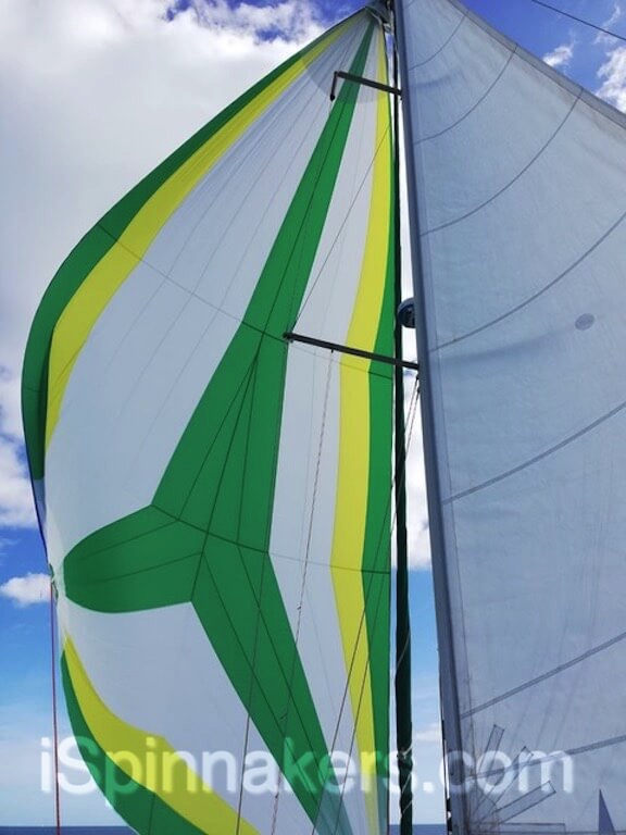 spinnaker asimetrico amarillo verde blanco en Beneteau Oceanis 44-2